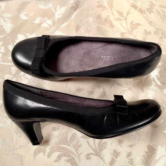 Aerosole Black Leather Pumps with Bow - Picture 2 of 3